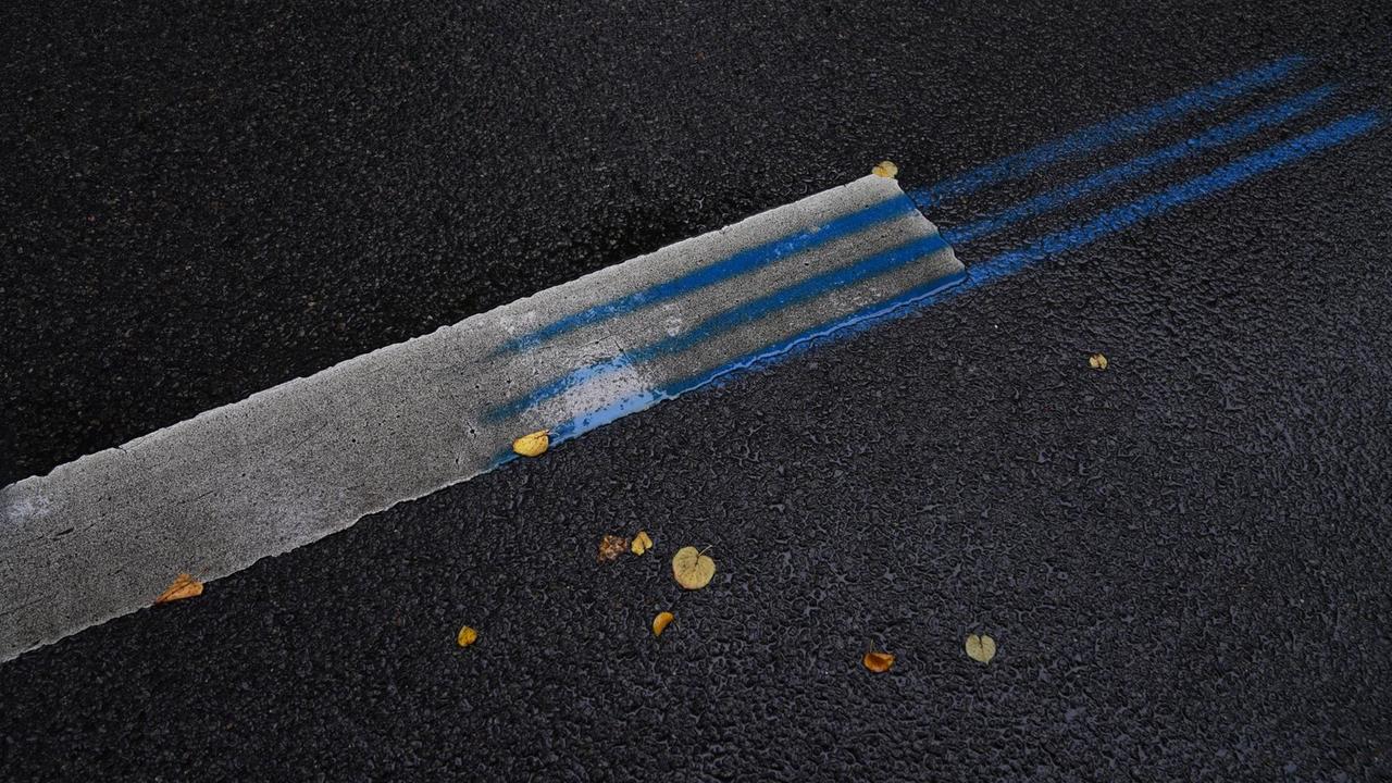 Markierung der Strecke mit blauer Farbe. Markierung der Strecke mit blauer Farbe.