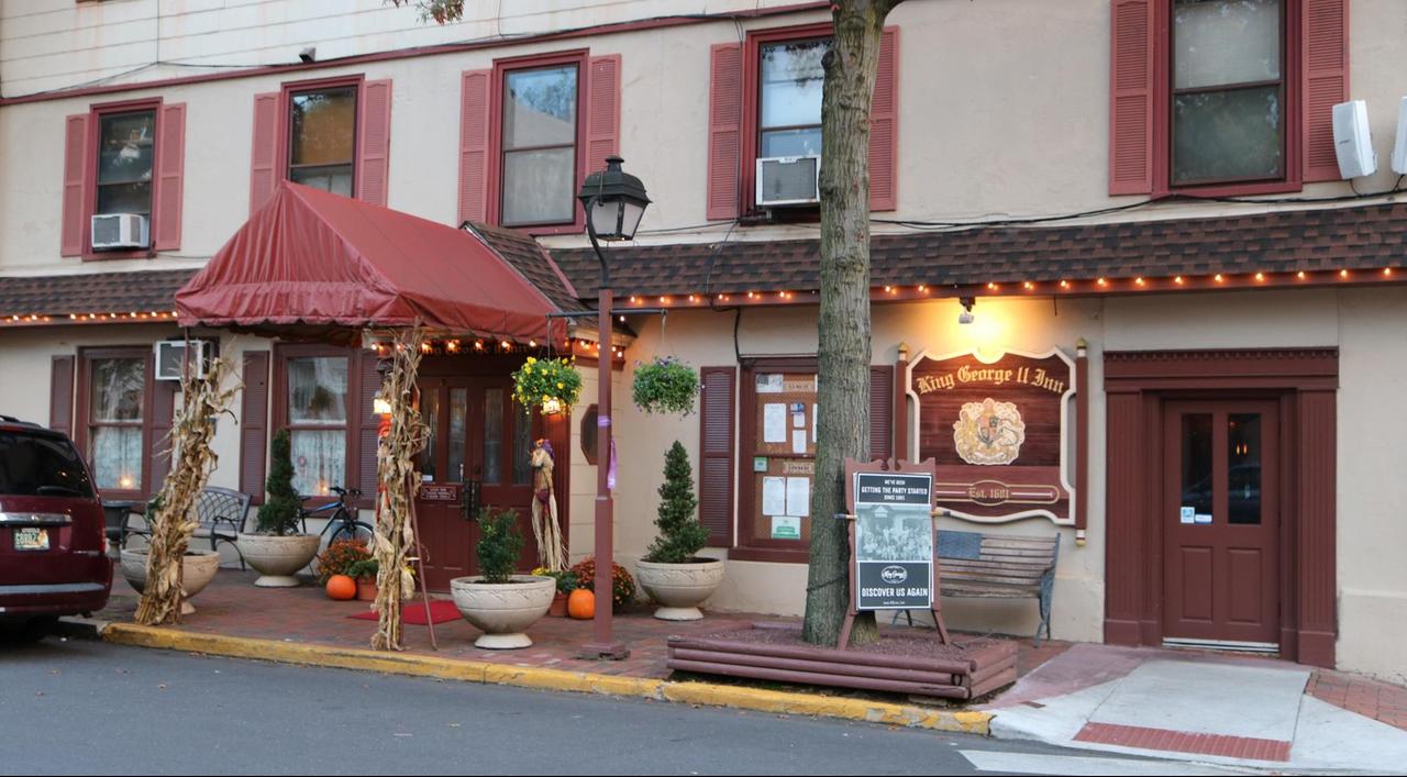 Die Gaststätte King George II Inn in Bristol, Pennsylvania Die Gaststätte King George II Inn in Bristol, Pennsylvania