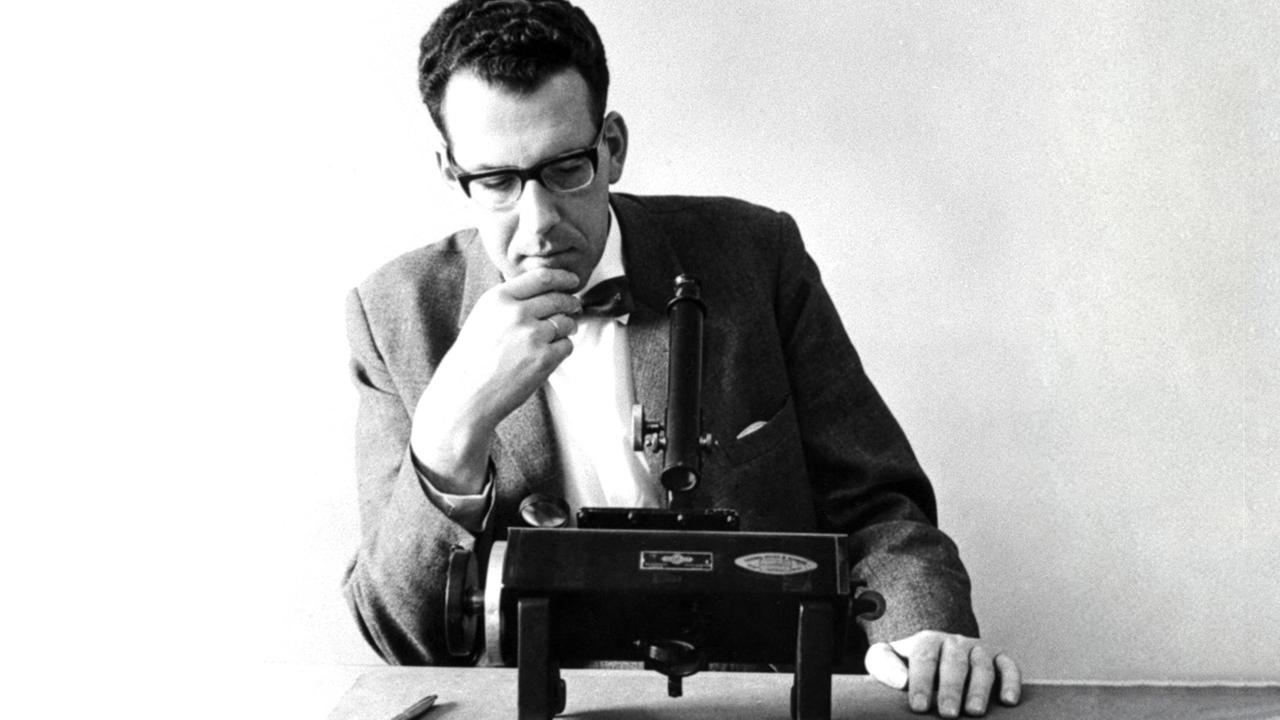 Maarten Schmidt, einer der führenden Astronomen der zweiten Hälfte des 20. Jahrhunderts, enträtselte die Quasare Maarten Schmidt, einer der führenden Astronomen der zweiten Hälfte des 20. Jahrhunderts, enträtselte die Quasare