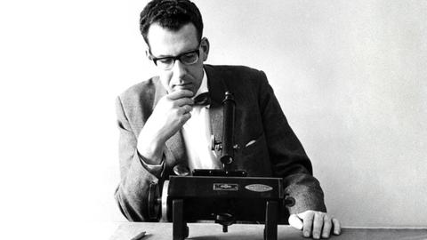 Maarten Schmidt, einer der führenden Astronomen der zweiten Hälfte des 20. Jahrhunderts, enträtselte die Quasare