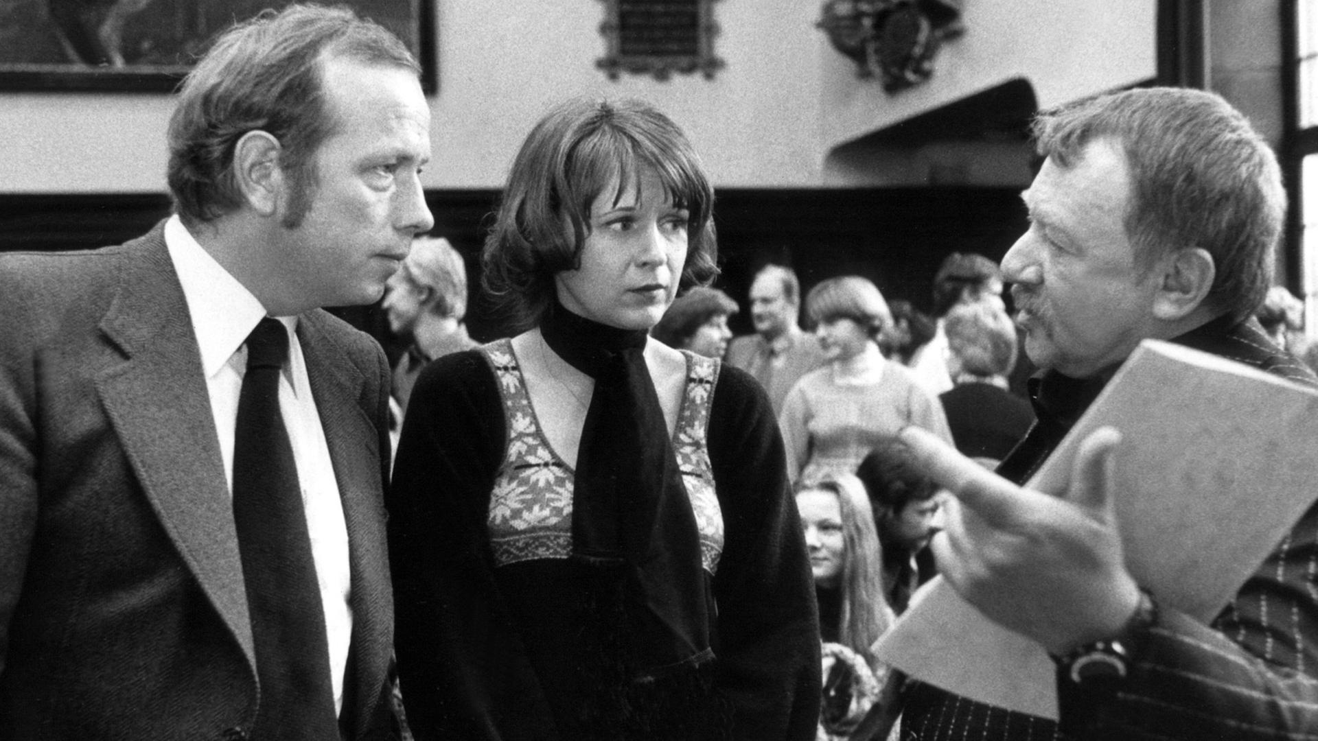 Die Preisträger des Bremer Literaturpreises Nicolas Born (l) und Heinar Kipphardt (r) nach der Preisverleihung im Bremer Rathaus am 26. Januar 1977 im Gespräch mit der Lyrikerin Karin Kiwus, die mit dem Literaturförderpreis ausgezeichnet wurde.