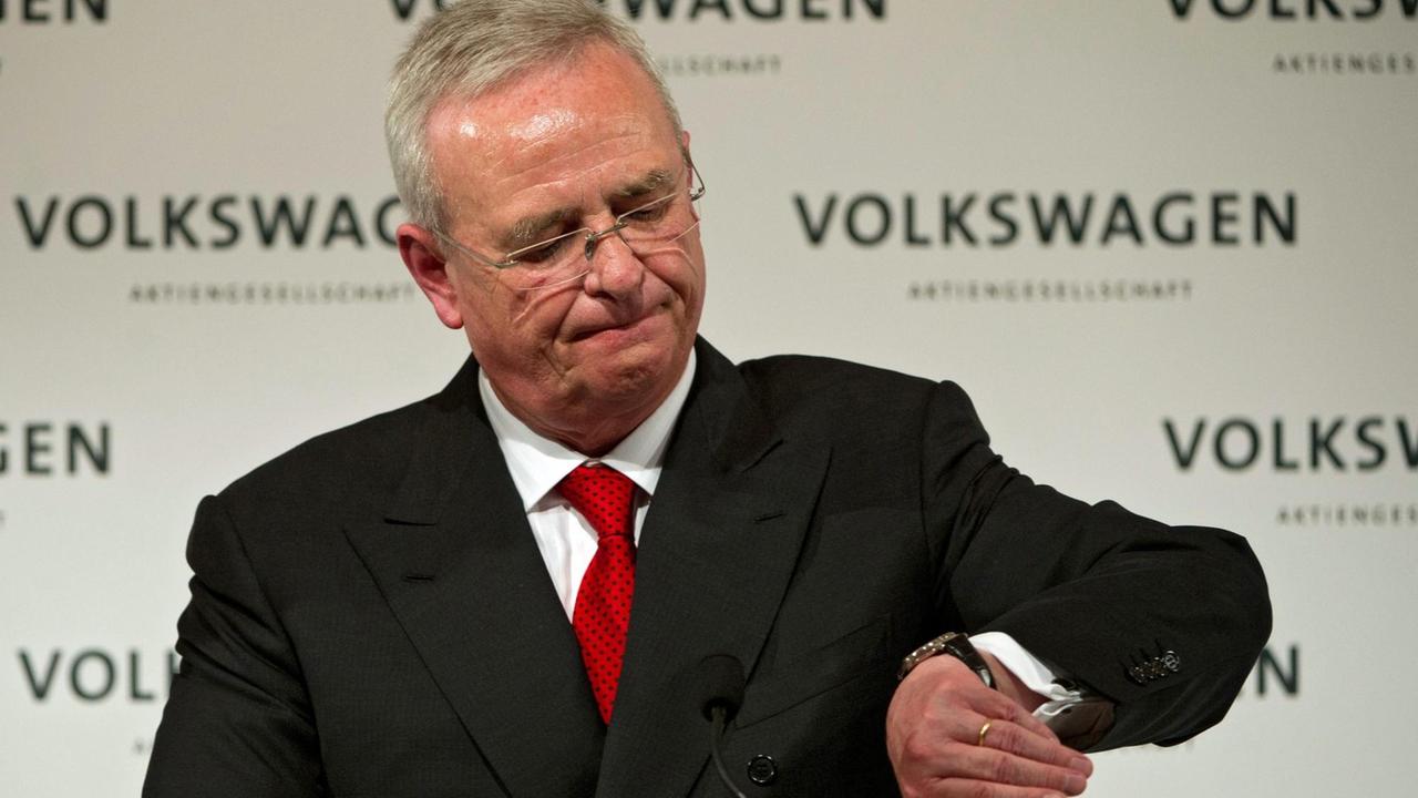 Der zurückgetretene Vorstandschef bei VW, Martin Winterkorn, schaut auf die Uhr. Der zurückgetretene Vorstandschef bei VW, Martin Winterkorn, schaut auf die Uhr.