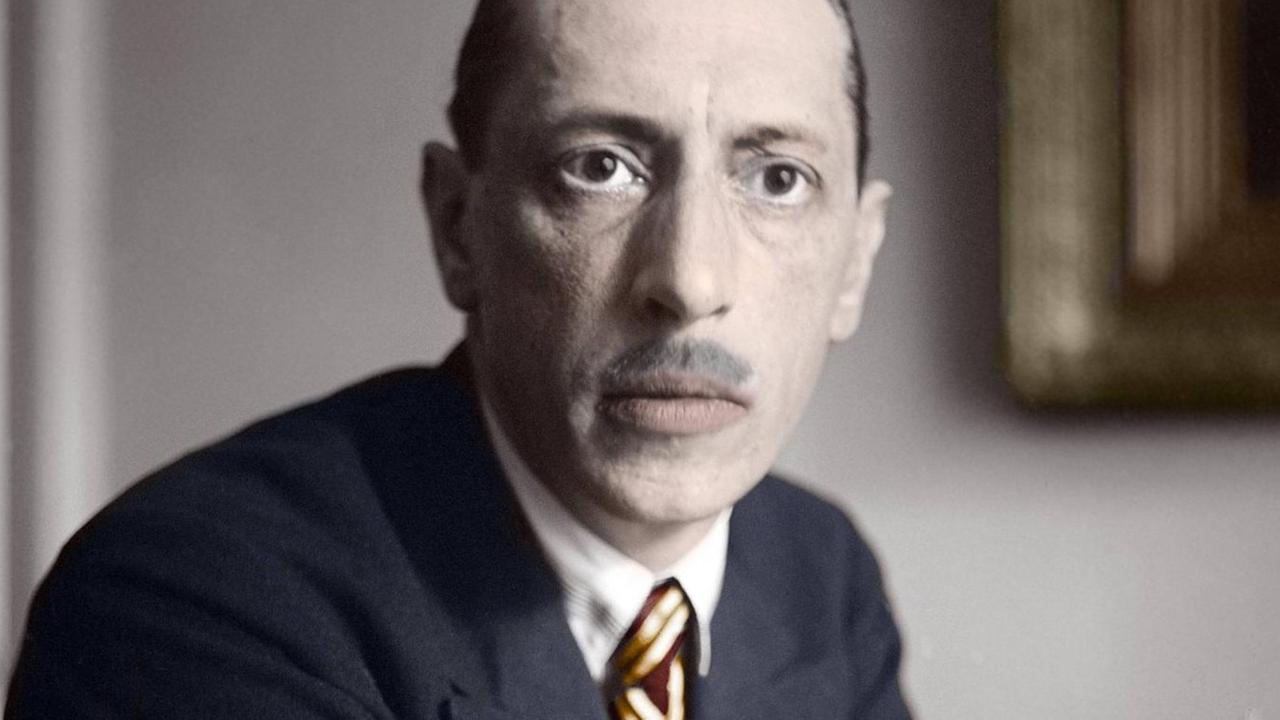Der russische Komponist mit markantem Oberlippenbart in einer nachkolorierten Fotographie, die ungefähr 1927 entstand. Der russische Komponist mit markantem Oberlippenbart in einer nachkolorierten Fotographie, die ungefähr 1927 entstand.
