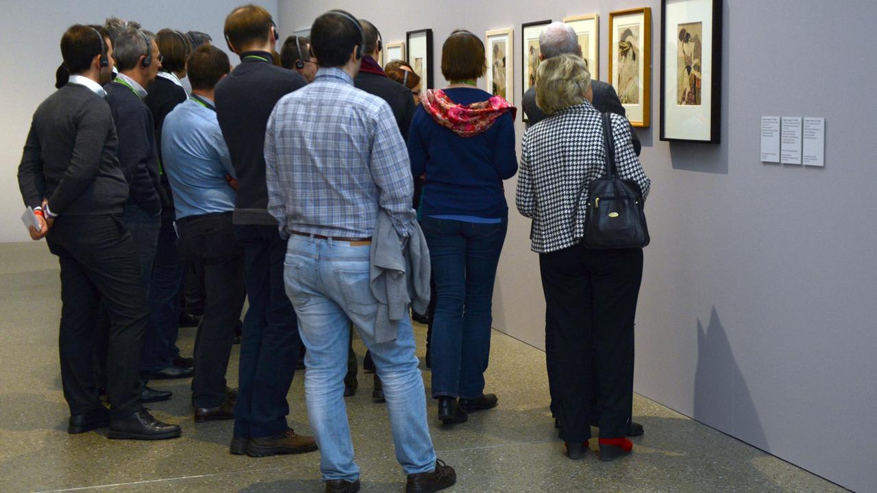 Besucher stehen in einer Sonderausstellung im Museum Folkwang in Essen; Aufnahme vom Januar 2015 Besucher stehen in einer Sonderausstellung im Museum Folkwang in Essen; Aufnahme vom Januar 2015