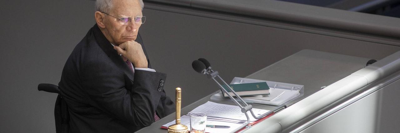 Bundestagspräsident Wolfgang Schäuble (CDU) sitzt an seinem Platz im Plenum und stützt den Kopf auf seine rechte Hand. Bundestagspräsident Wolfgang Schäuble (CDU) sitzt an seinem Platz im Plenum und stützt den Kopf auf seine rechte Hand.