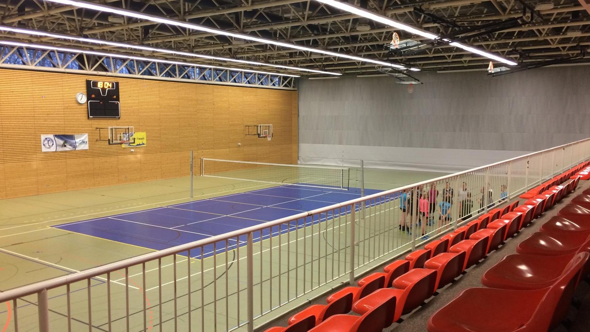 Zu klein für die erste Volleyballbundesliga: die Halle, in der DSHS Snowtrex spielt. Zu klein für die erste Volleyballbundesliga: die Halle, in der DSHS Snowtrex spielt.