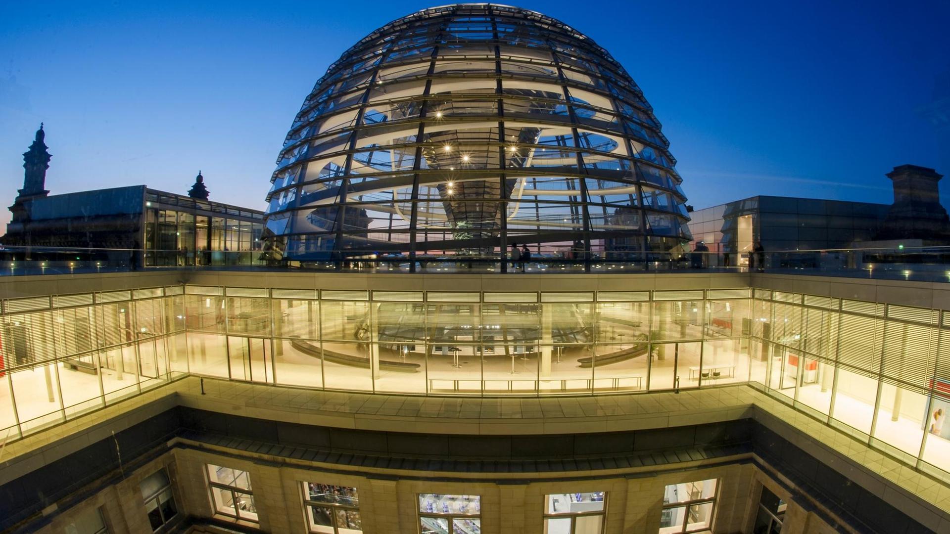Der Reichstag am Abend