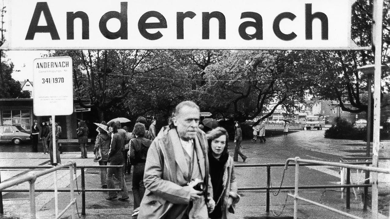 Charles Bukowski mit seiner Frau Linda in Andernach, 1978. Charles Bukowski mit seiner Frau Linda in Andernach, 1978.