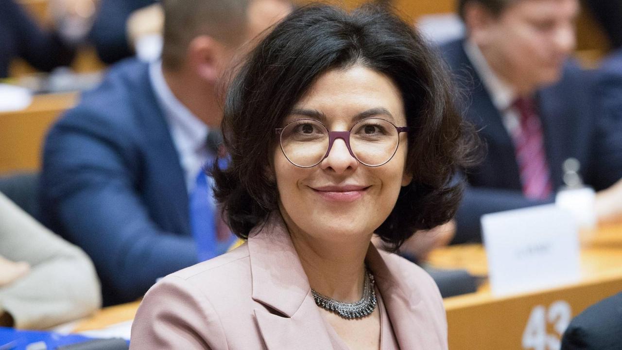 Oksana Syroid ist Oppositionsplitikerin und sitzt im ukrainischen Parlament. Sie hat schwarze Haare und eine Brille, 41 Jahre alt und blickt in die Kamera. Oksana Syroid ist Oppositionsplitikerin und sitzt im ukrainischen Parlament. Sie hat schwarze Haare und eine Brille, 41 Jahre alt und blickt in die Kamera.