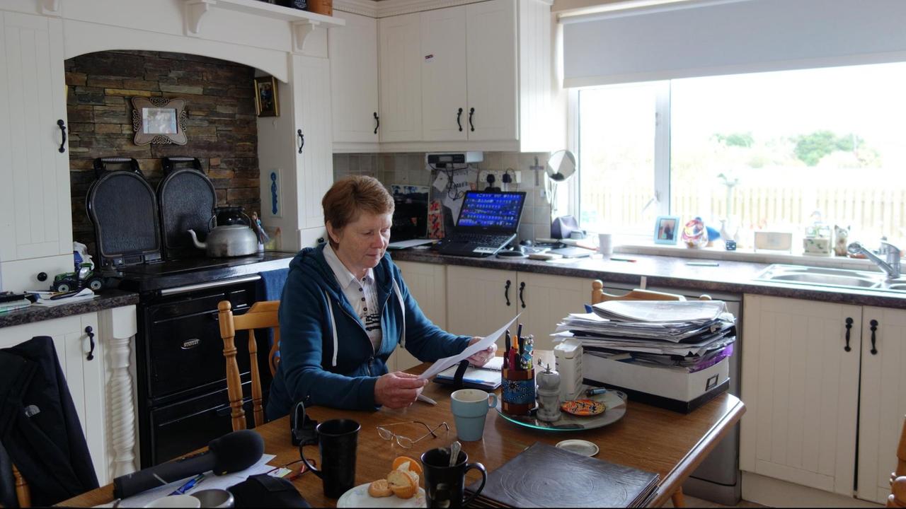 Die Lokalhistorikerin Catherine Corless in ihrer Küche, die sie als ihr Büro benutzt. Die Lokalhistorikerin Catherine Corless in ihrer Küche, die sie als ihr Büro benutzt.