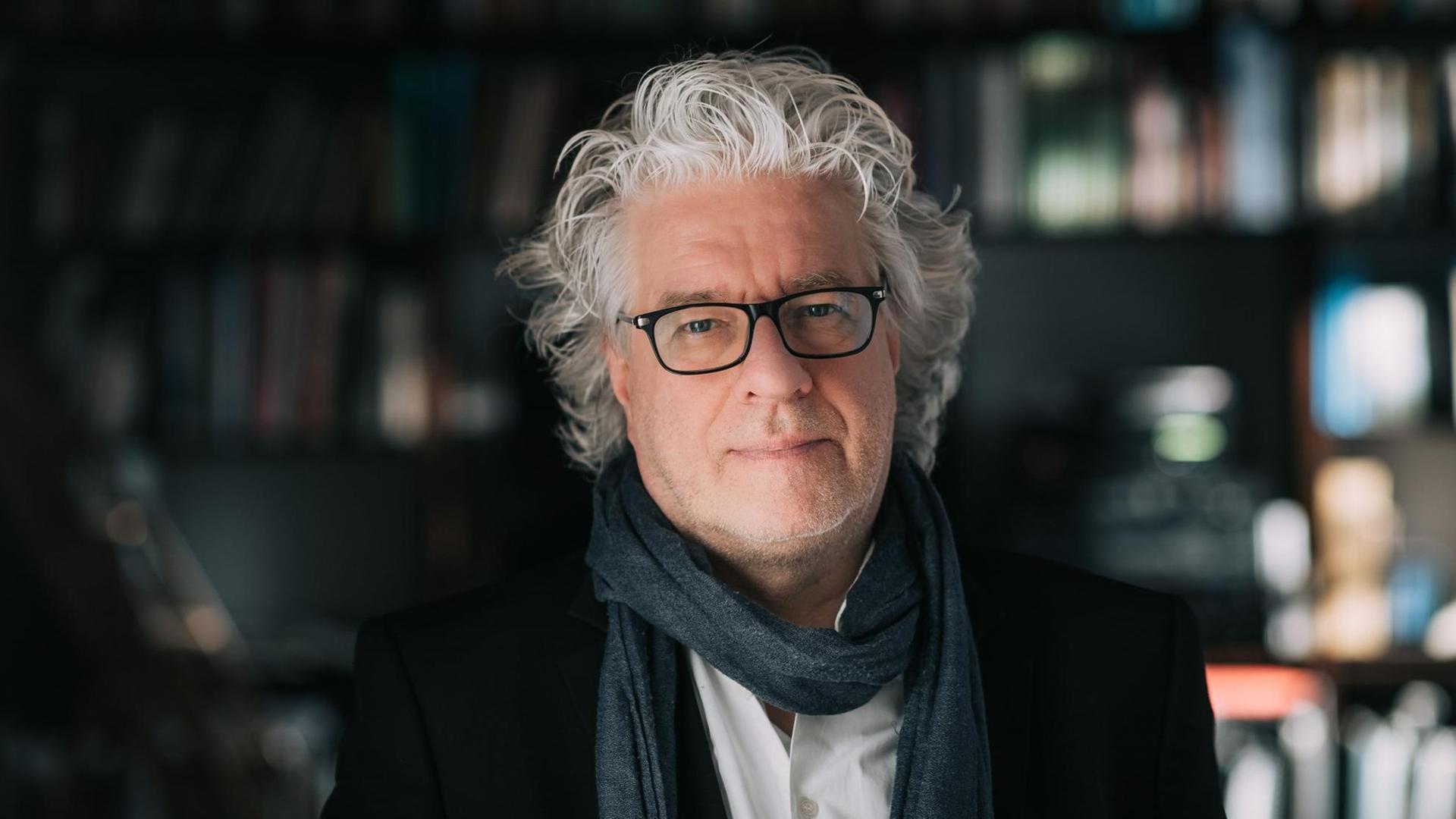 Der Dirigent Christoph Spering lächelt in die Kamera. Der Dirigent Christoph Spering lächelt in die Kamera.