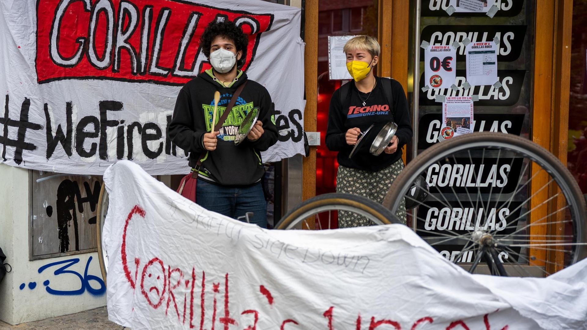 Beschäftigte des Express-Lieferdiensts Gorillas demonstrieren vor der Firmenzentrale für bessere Arbeitsbedingungen. Seit Monaten legen Gorillas-Kuriere ihre Arbeit nieder, um eine Verbesserung der Arbeitsbedingungen zu erstreiten. Vor kurzem hat das Unternehmen einer Reihe von Mitarbeitern fristlos gekündigt. Beschäftigte des Express-Lieferdiensts Gorillas demonstrieren vor der Firmenzentrale für bessere Arbeitsbedingungen. Seit Monaten legen Gorillas-Kuriere ihre Arbeit nieder, um eine Verbesserung der Arbeitsbedingungen zu erstreiten. Vor kurzem hat das Unternehmen einer Reihe von Mitarbeitern fristlos gekündigt.