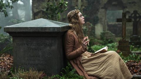 Mary Shelley (Elle Fanning) sitzt am Grab ihrer Mutter Mary Wollstonecraft.