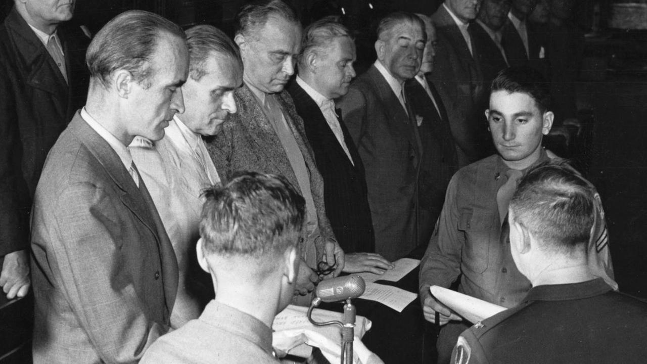 Im Nürnberger Krupp-Prozess, einem Nachfolgeprozess der Nürnberger Kriegsverbrecherprozesse, mussten sich auch Alfried Krupp und elf Direktoren seines Konzerns vor Gericht verantworten. Das Bild zeigt die Ausgabe der Anklageschriften: V.l., Alfried Krupp von Bohlen und Halbach, Ewald Loeser, Eduard Houdremont, Erich Müller, Hans Kupke und weitere Angeklagte Im Nürnberger Krupp-Prozess, einem Nachfolgeprozess der Nürnberger Kriegsverbrecherprozesse, mussten sich auch Alfried Krupp und elf Direktoren seines Konzerns vor Gericht verantworten. Das Bild zeigt die Ausgabe der Anklageschriften: V.l., Alfried Krupp von Bohlen und Halbach, Ewald Loeser, Eduard Houdremont, Erich Müller, Hans Kupke und weitere Angeklagte