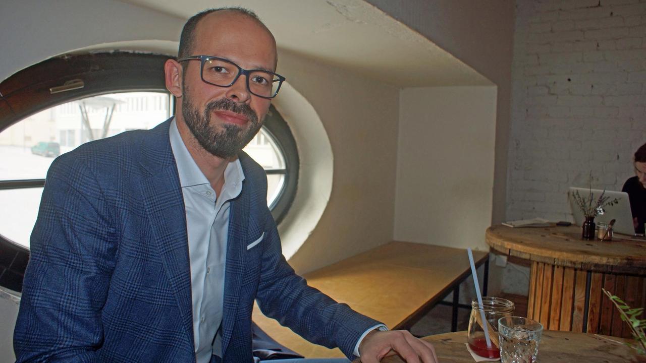 Unternehmer Tomas Izak in seinem Lieblingscafé in Brünn