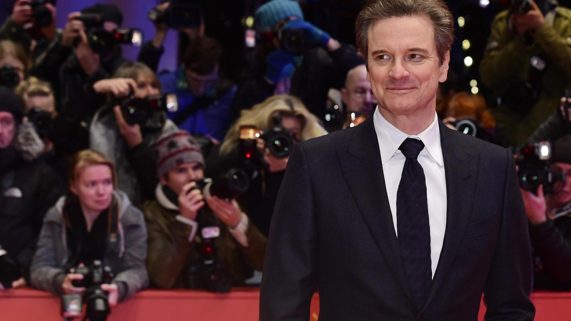 Sie sehen den britischen Schauspieler Colin Firth auf der Berlinale zur Weltpremiere von "Genius". Sie sehen den britischen Schauspieler Colin Firth auf der Berlinale zur Weltpremiere von "Genius".