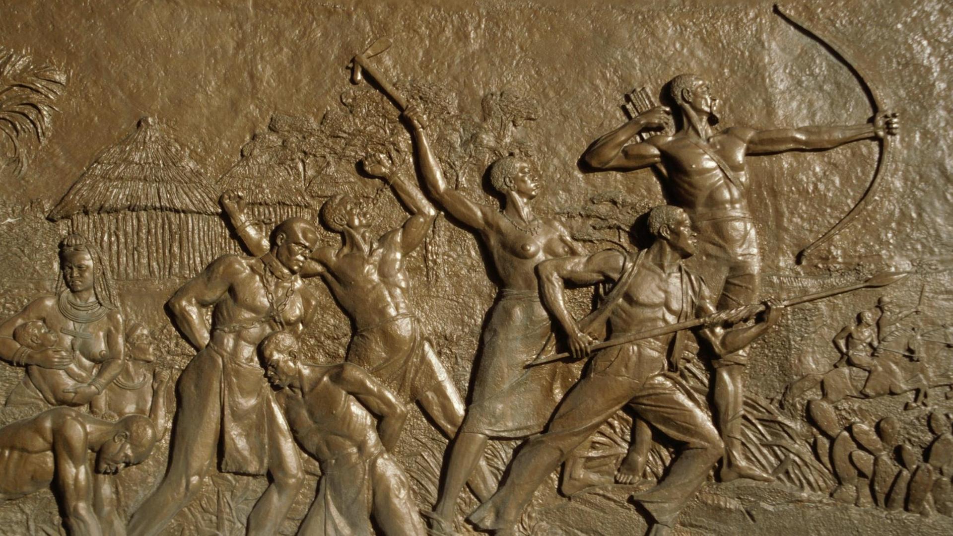 Relief mit der allegorischen Darstellung des Herero und Nama-Aufstandes gegen die deutsche Kolonialmacht 1904/05. Relief mit der allegorischen Darstellung des Herero und Nama-Aufstandes gegen die deutsche Kolonialmacht 1904/05.
