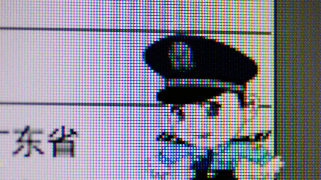 Das Symbolbild eines Polizeibeamten warnt chinesische Internetnutzer davor, die Zensurgesetze nicht zu überschreiten. Das Symbolbild eines Polizeibeamten warnt chinesische Internetnutzer davor, die Zensurgesetze nicht zu überschreiten.