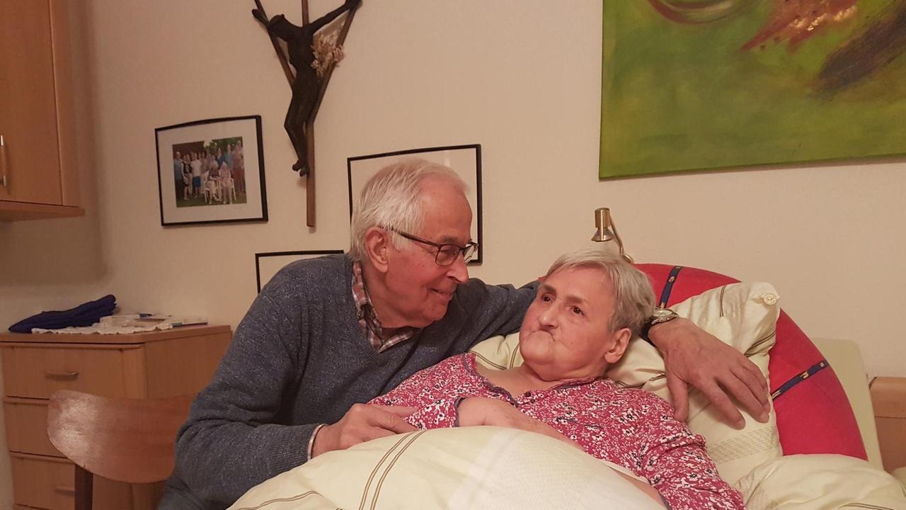 Annemie Puntke liegt im Bett, ihr Mann Werner sitzt daneben. Annemie Puntke liegt im Bett, ihr Mann Werner sitzt daneben.