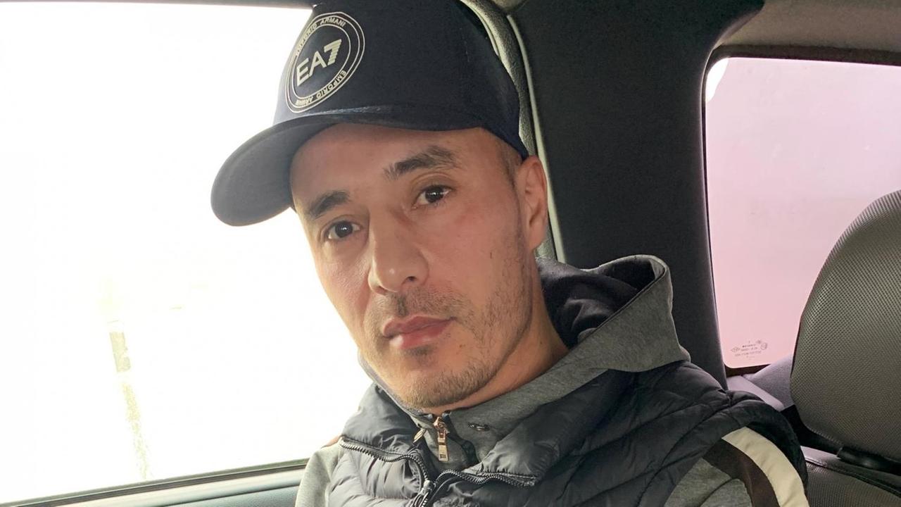 Ein junger Mann mit Weste und Käppi sitzt im Auto. Ein junger Mann mit Weste und Käppi sitzt im Auto.