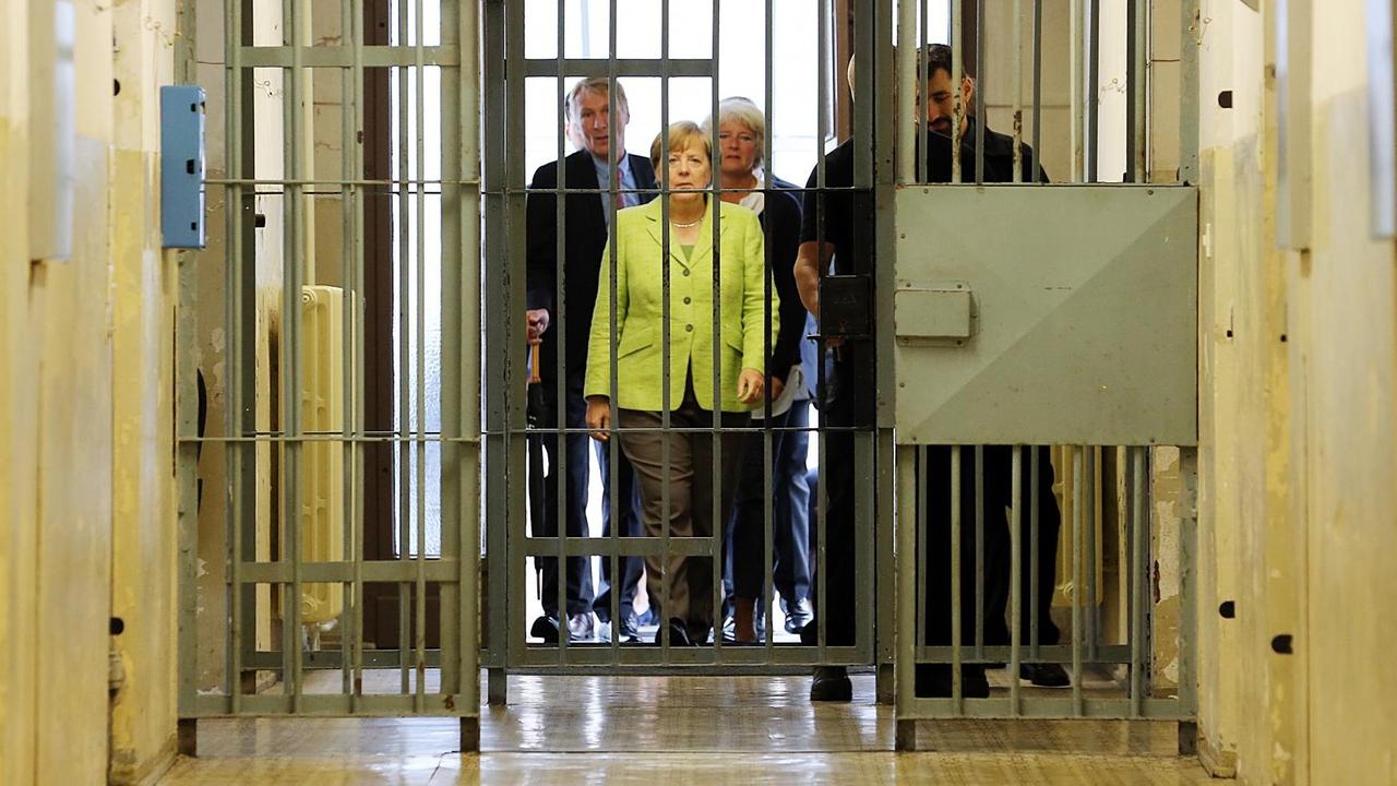 Bundeskanzlerin Angela Merkel (CDU) besucht am 11.08.2017 das ehemalige Stasi-Gefängnis in Berlin-Hohenschönhausen, informiert sich über die Gedenkstätte und besichtigt einen Zellentrakt. Bundeskanzlerin Angela Merkel (CDU) besucht am 11.08.2017 das ehemalige Stasi-Gefängnis in Berlin-Hohenschönhausen, informiert sich über die Gedenkstätte und besichtigt einen Zellentrakt.