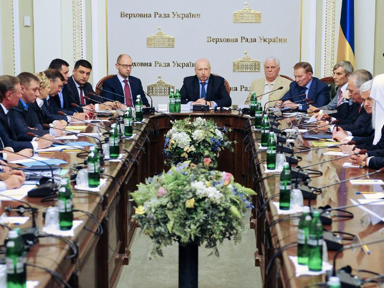Der Runde Tisch in Kiew mit Präsident Alexander Turtschinow in der Mitte Der Runde Tisch in Kiew mit Präsident Alexander Turtschinow in der Mitte