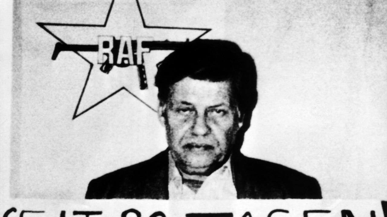 Arbeitgeberpräsident Hanns Martin Schleyer wurde am 05.09.1977 in Köln von RAF-Mitgliedern entführt, drei Polizisten und der Fahrer starben bei der Geiselnahme. Schleyer wurde am 19.10.1977 im Kofferraum eines Autos in der elsäßischen Stadt Mühlhausen ermordet aufgefunden. Arbeitgeberpräsident Hanns Martin Schleyer wurde am 05.09.1977 in Köln von RAF-Mitgliedern entführt, drei Polizisten und der Fahrer starben bei der Geiselnahme. Schleyer wurde am 19.10.1977 im Kofferraum eines Autos in der elsäßischen Stadt Mühlhausen ermordet aufgefunden.