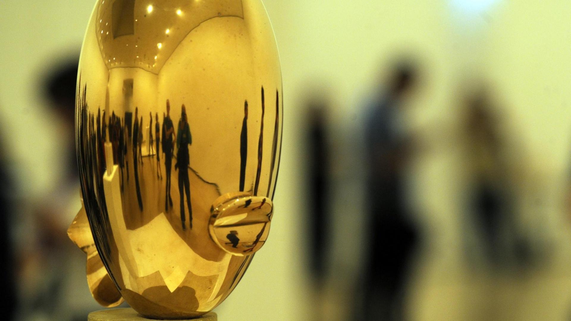 Besucher werden in Brancusis Skulptur "La Negresse Blonde" gespiegelt in der Ausstellung "Brancusi-Serra" im Guggenheim Bilbao Museum, October 2011 Besucher werden in Brancusis Skulptur "La Negresse Blonde" gespiegelt in der Ausstellung "Brancusi-Serra" im Guggenheim Bilbao Museum, October 2011