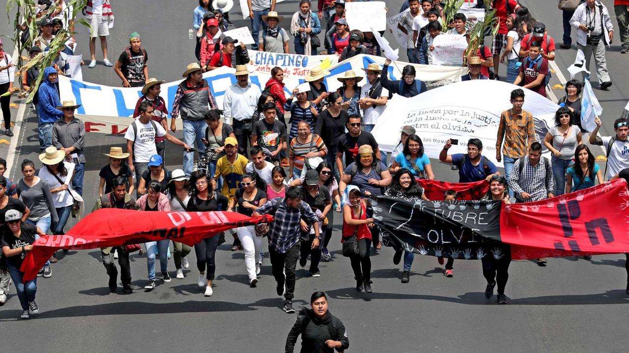 Teilnehmer eines Protestmarsches erinnern an die Opfer des Massakers von Tlatelolco am 2. Oktober 1968.