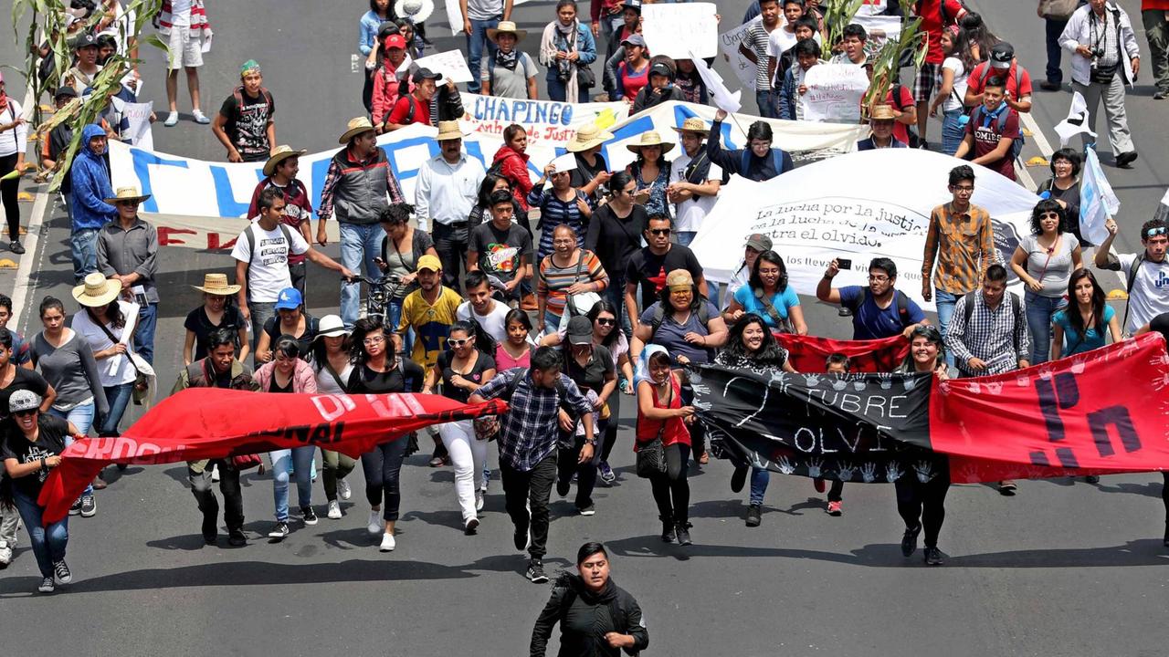 Teilnehmer eines Protestmarsches erinnern an die Opfer des Massakers von Tlatelolco am 2. Oktober 1968. Teilnehmer eines Protestmarsches erinnern an die Opfer des Massakers von Tlatelolco am 2. Oktober 1968.