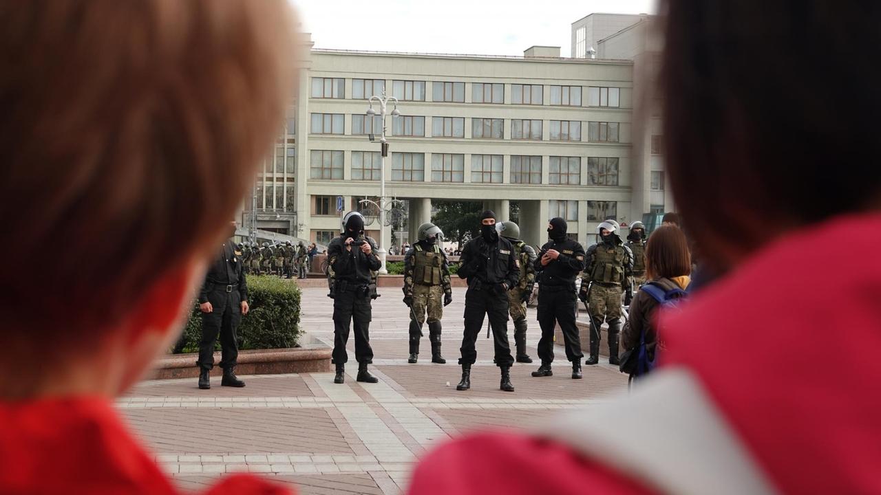 Demonstranten und Einsatzkräfte der Sonderpolizei OMON stehen sich am Unabhängigkeitsplatz in Minsk gegenüber, aufgenommen am 27.8.2020. 