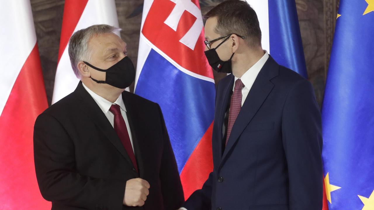 Viktor Orban und Mateusz Morawiecki begrüßen sich.