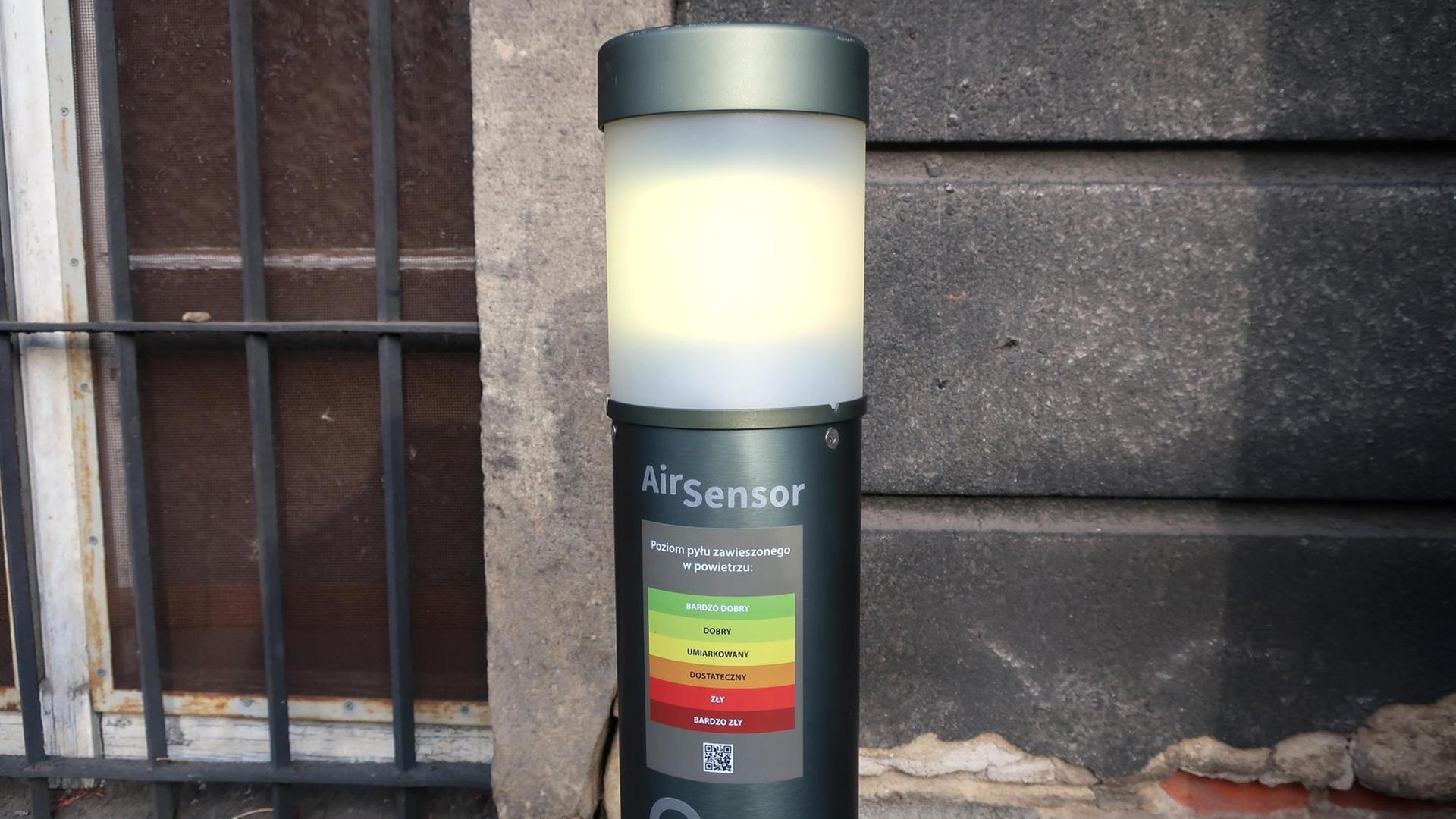 Eine Smog-Alarm-Säule am Rathaus in Bytom (Polen) Eine Smog-Alarm-Säule am Rathaus in Bytom (Polen)