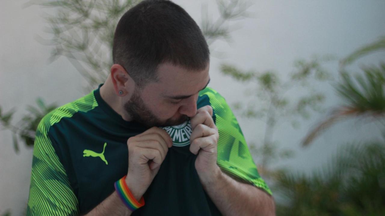 Palmeiras-Fan de Lucca küsst das Wappen auf seinem Trikot.