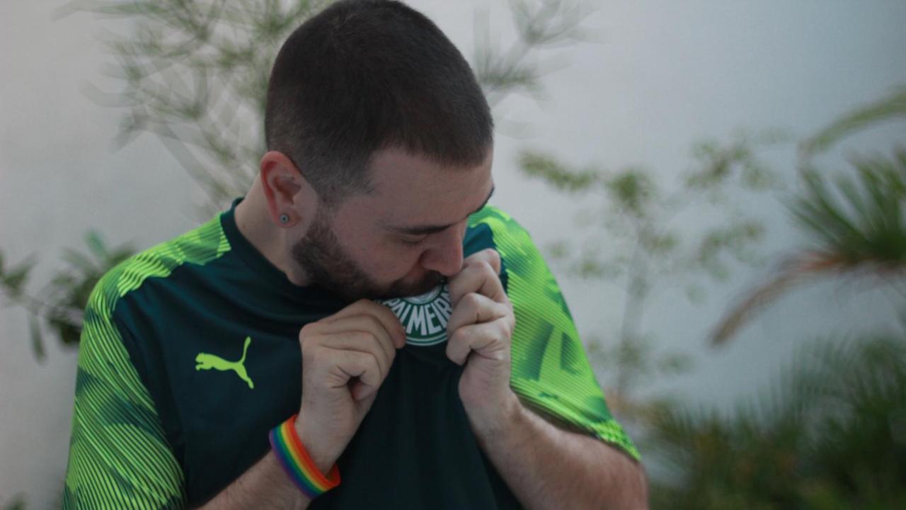Palmeiras-Fan de Lucca küsst das Wappen auf seinem Trikot. Palmeiras-Fan de Lucca küsst das Wappen auf seinem Trikot.