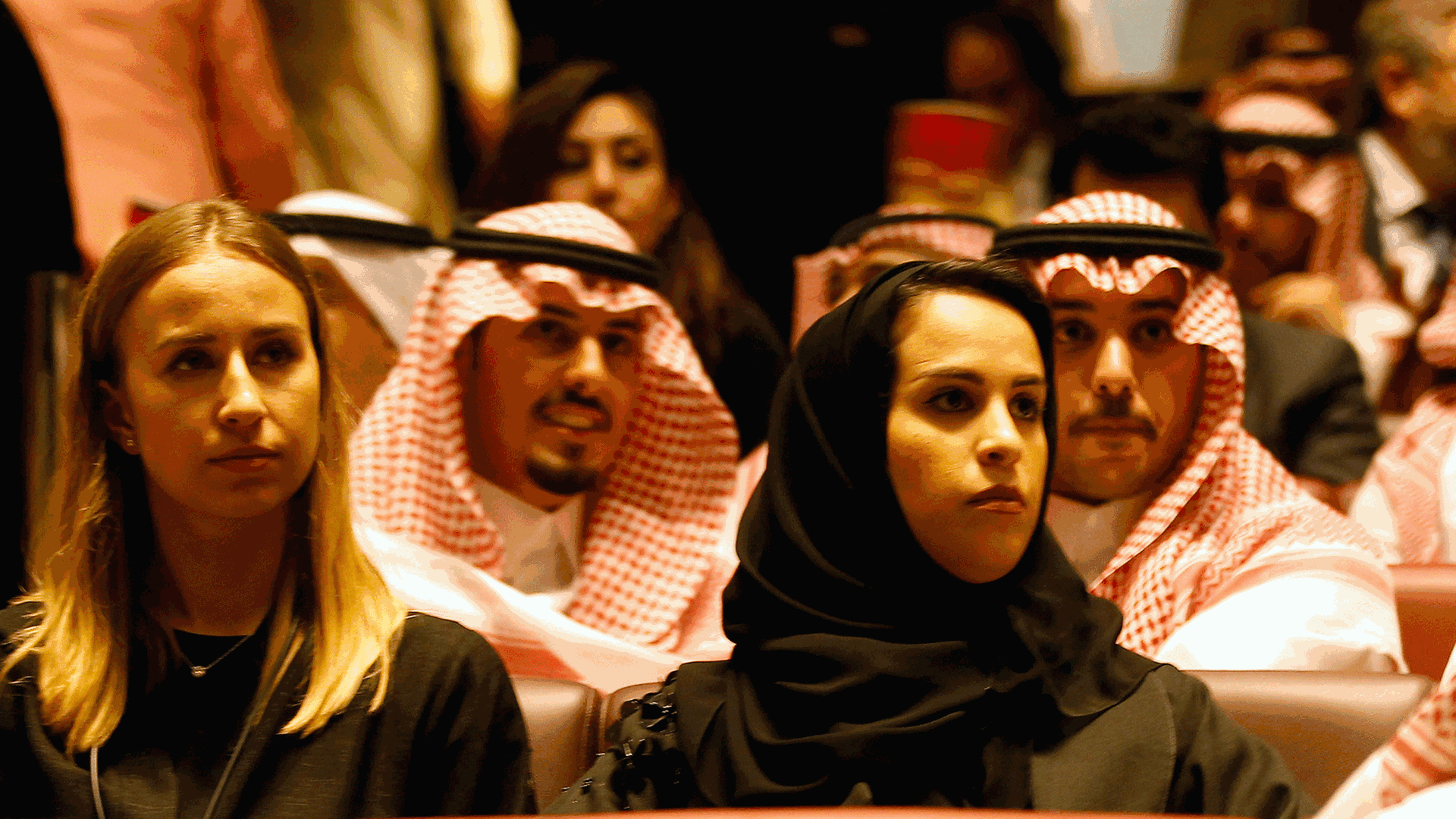 Besucher sitzen anlässlich der ersten öffentlichen Vorführung eines kommerziellen Kinofilms seit Mitte der 80er-Jahre in Saudi-Arabien im King Abdullah Financial District Theater. Besucher sitzen anlässlich der ersten öffentlichen Vorführung eines kommerziellen Kinofilms seit Mitte der 80er-Jahre in Saudi-Arabien im King Abdullah Financial District Theater.