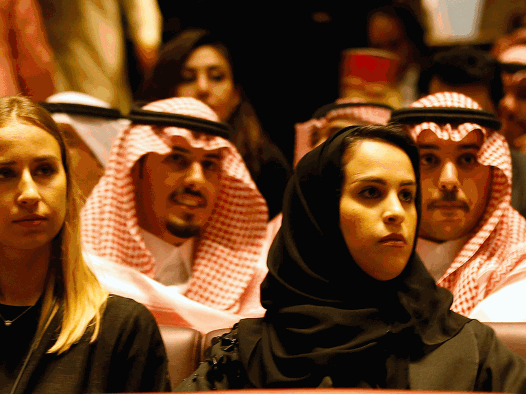 Besucher sitzen anlässlich der ersten öffentlichen Vorführung eines kommerziellen Kinofilms seit Mitte der 80er-Jahre in Saudi-Arabien im King Abdullah Financial District Theater.
