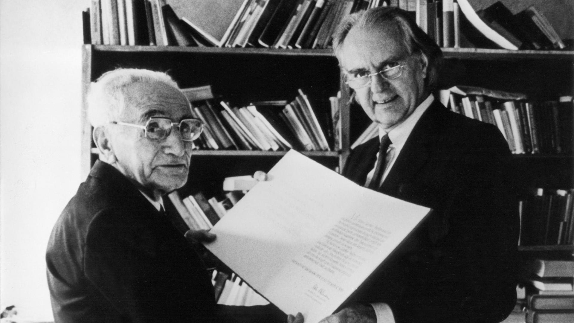 Günther Anders (links) erhält bekommt 13. September 1983 den Theodor W. Adorno-Preis der Stadt Frankfurt überreicht Günther Anders (links) erhält bekommt 13. September 1983 den Theodor W. Adorno-Preis der Stadt Frankfurt überreicht