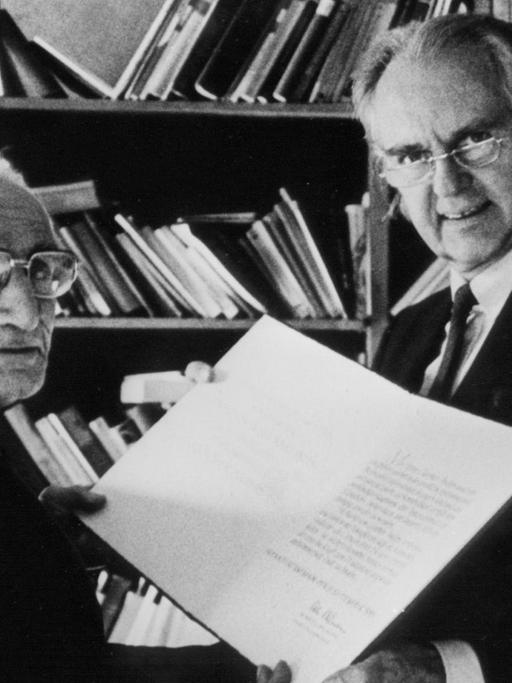 Günther Anders (links) erhält bekommt 13. September 1983 den Theodor W. Adorno-Preis der Stadt Frankfurt überreicht