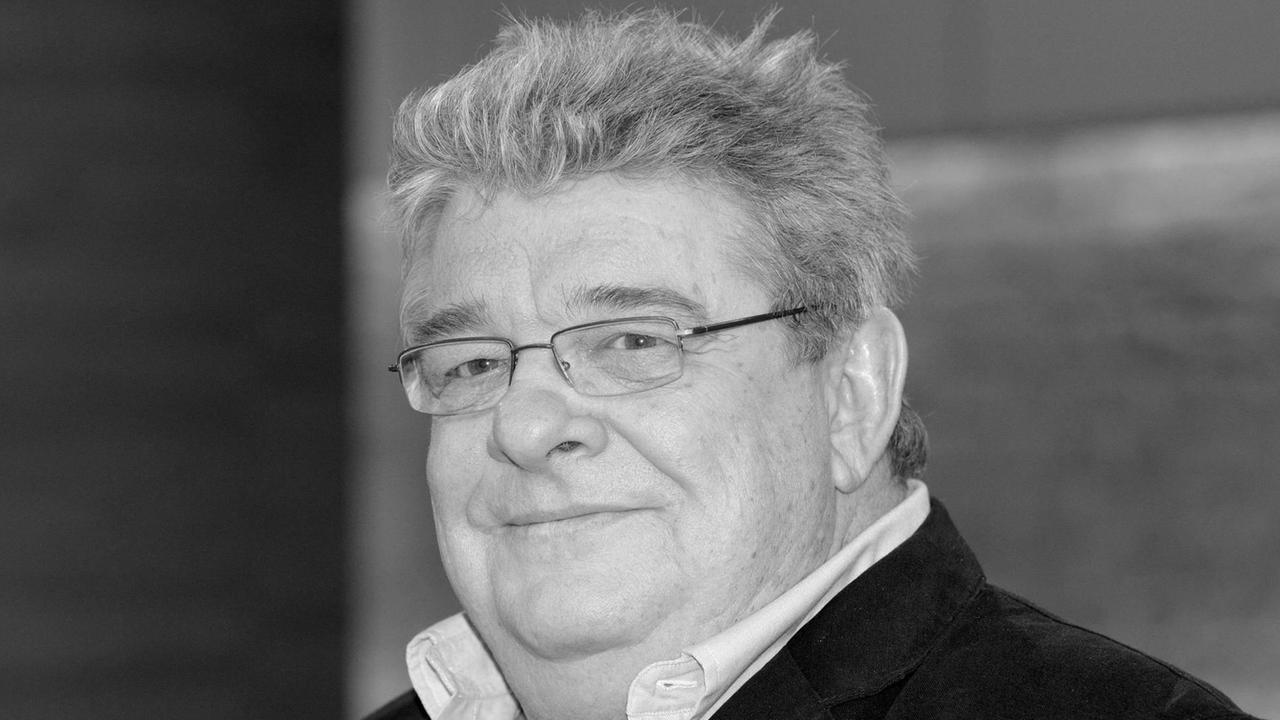 Jesper Juul blickt freundlich in Richtung des Betrachters. Jesper Juul blickt freundlich in Richtung des Betrachters.