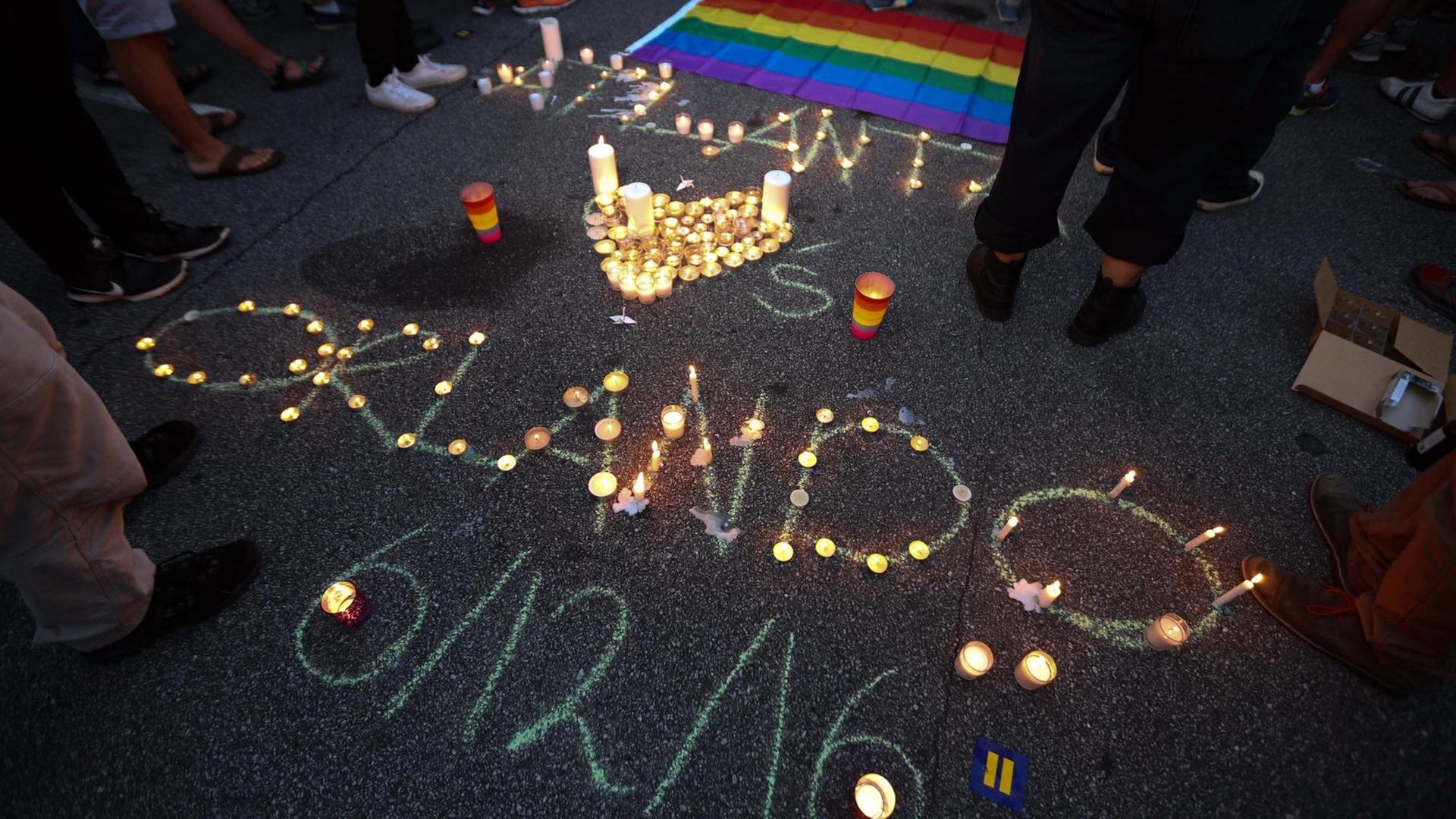 Menschen gedenken der Opfer des Attentats auf einen Club in Orlando. Menschen gedenken der Opfer des Attentats auf einen Club in Orlando.