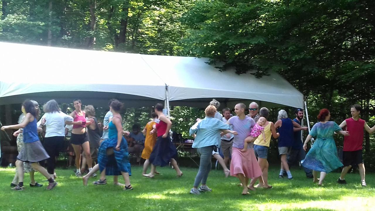 Ein kleines Mädchen tanzt im Garten der Hippiekommune Twin Oaks Ein kleines Mädchen tanzt im Garten der Hippiekommune Twin Oaks