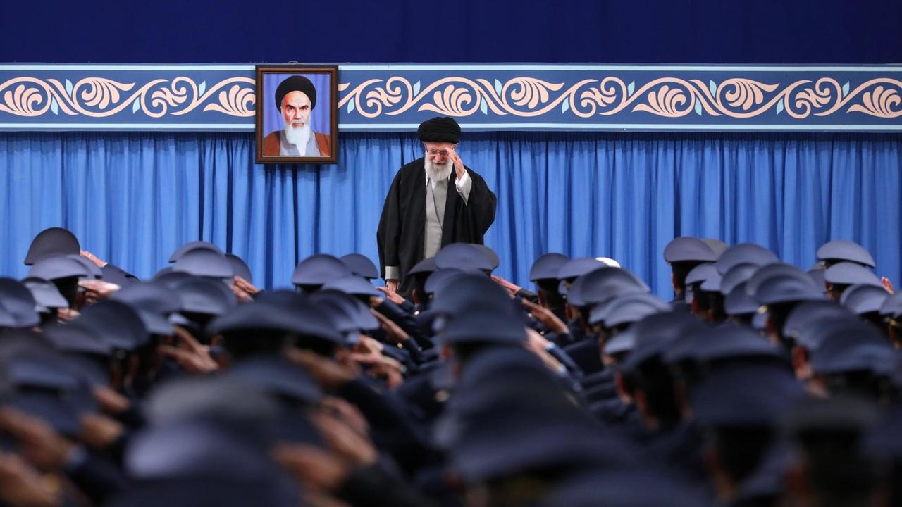 Der Oberste Führer des Iran, Ali Khamenei, hält während seines Treffens mit hohen Beamten und Mitgliedern der Luftwaffe in Teheran, Iran eine Rede (08. Februar 2020).
