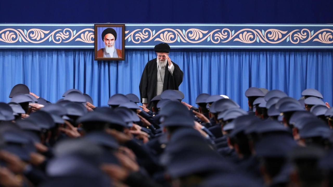 Der Oberste Führer des Iran, Ali Khamenei, hält während seines Treffens mit hohen Beamten und Mitgliedern der Luftwaffe in Teheran, Iran eine Rede (08. Februar 2020). Der Oberste Führer des Iran, Ali Khamenei, hält während seines Treffens mit hohen Beamten und Mitgliedern der Luftwaffe in Teheran, Iran eine Rede (08. Februar 2020).