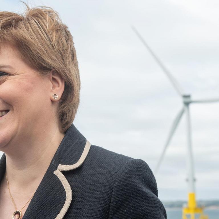 Schottlands Erste Ministerin Nicola Sturgeon bei der Eröffnung einer Offshore-Windkraftanlage in der Nordsee nahe der schottischen Küste bei Aberdeen