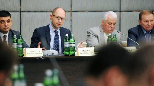 Regierungschef Arseni Jazenjuk (2. v. links) hält eine Rede nach dem Ende des zweiten Runden Tisches.