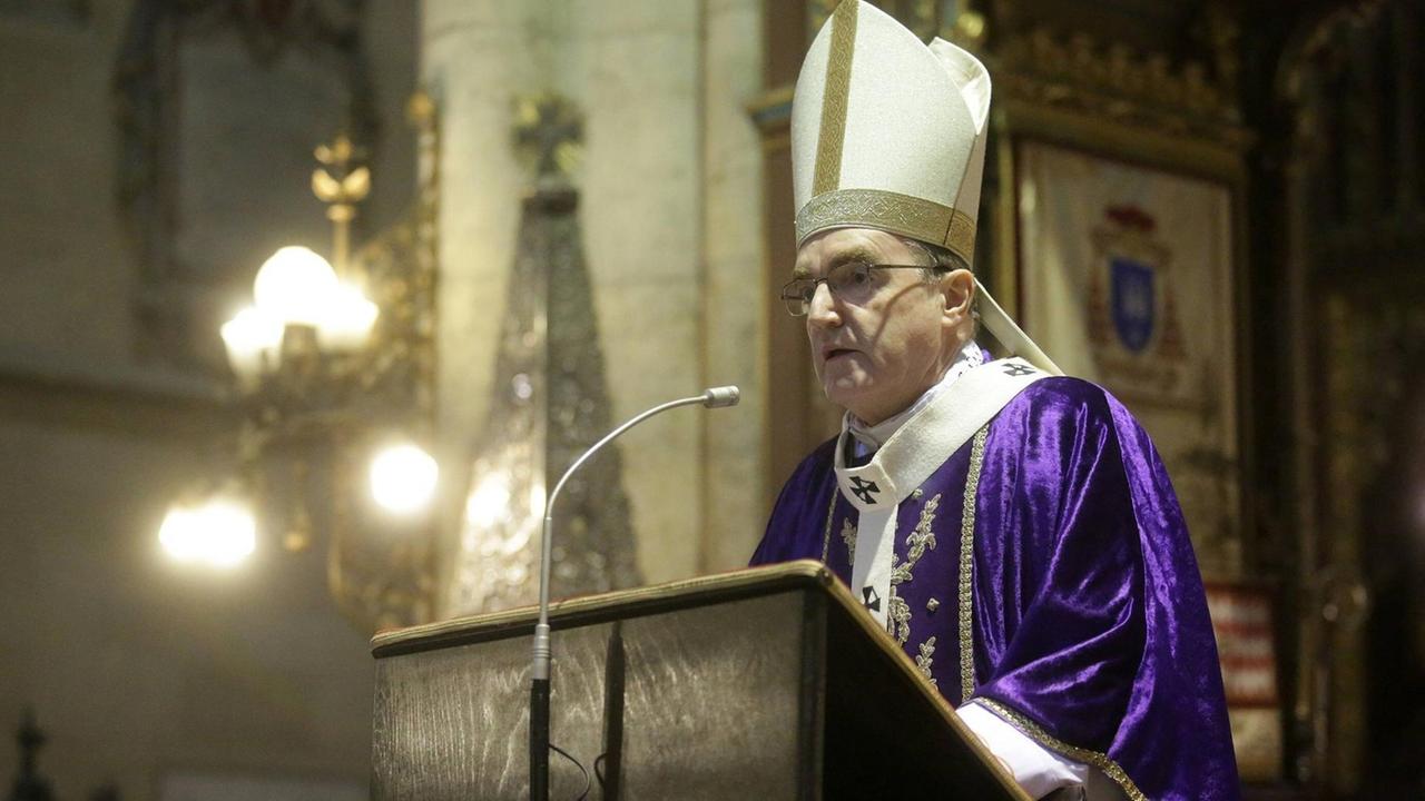 Der Erzbischof von Zagreb, Kardinal Josip Bozanić hält die Messe in der Kathedrale von Zagreb/ Kroatien