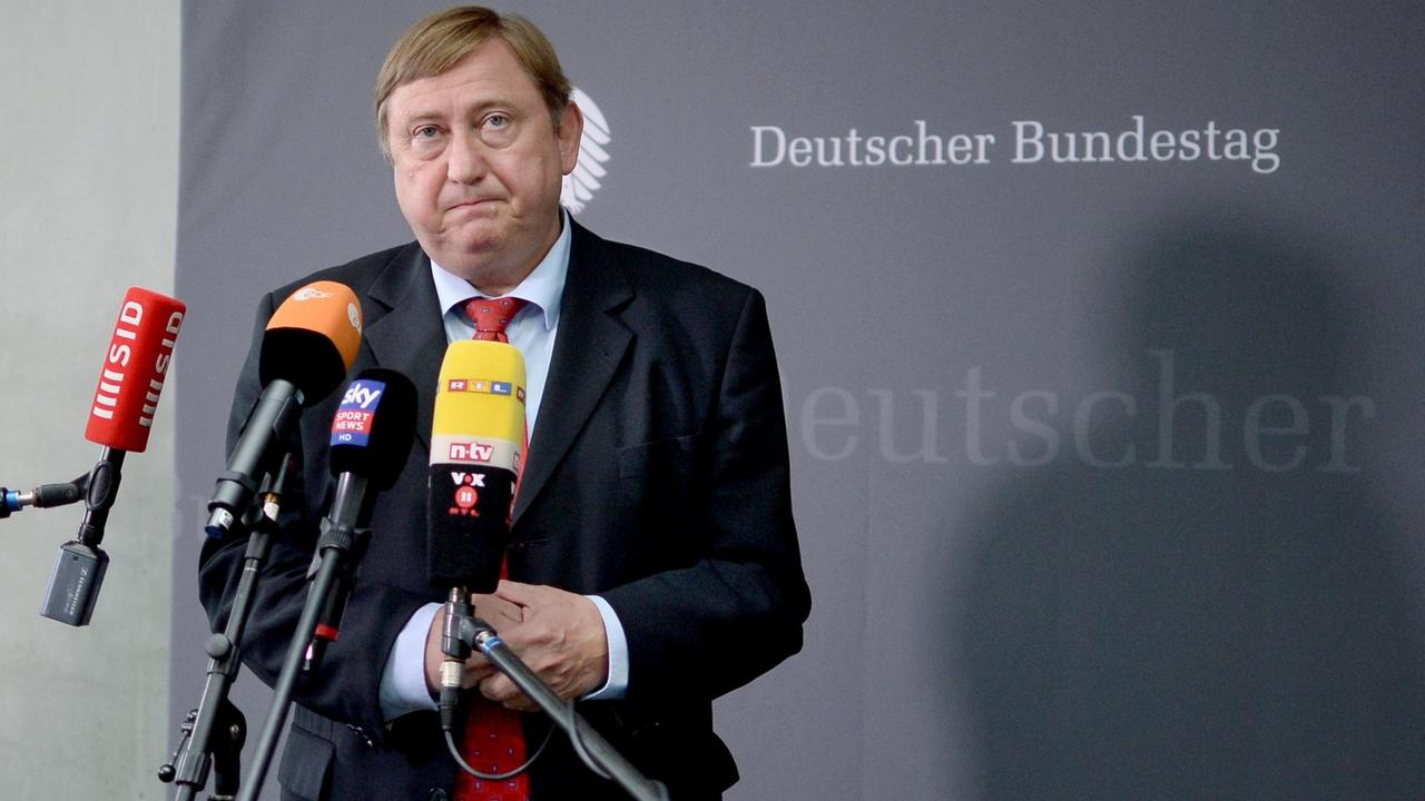 Der Bundestagsabgeordnete André Hahn steht vor einem Mikrofon Der Bundestagsabgeordnete André Hahn steht vor einem Mikrofon