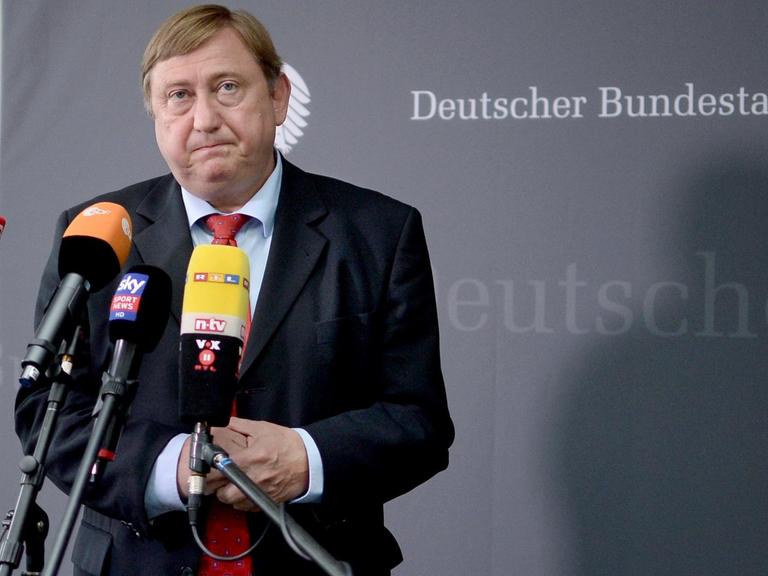Der Bundestagsabgeordnete André Hahn steht vor einem Mikrofon