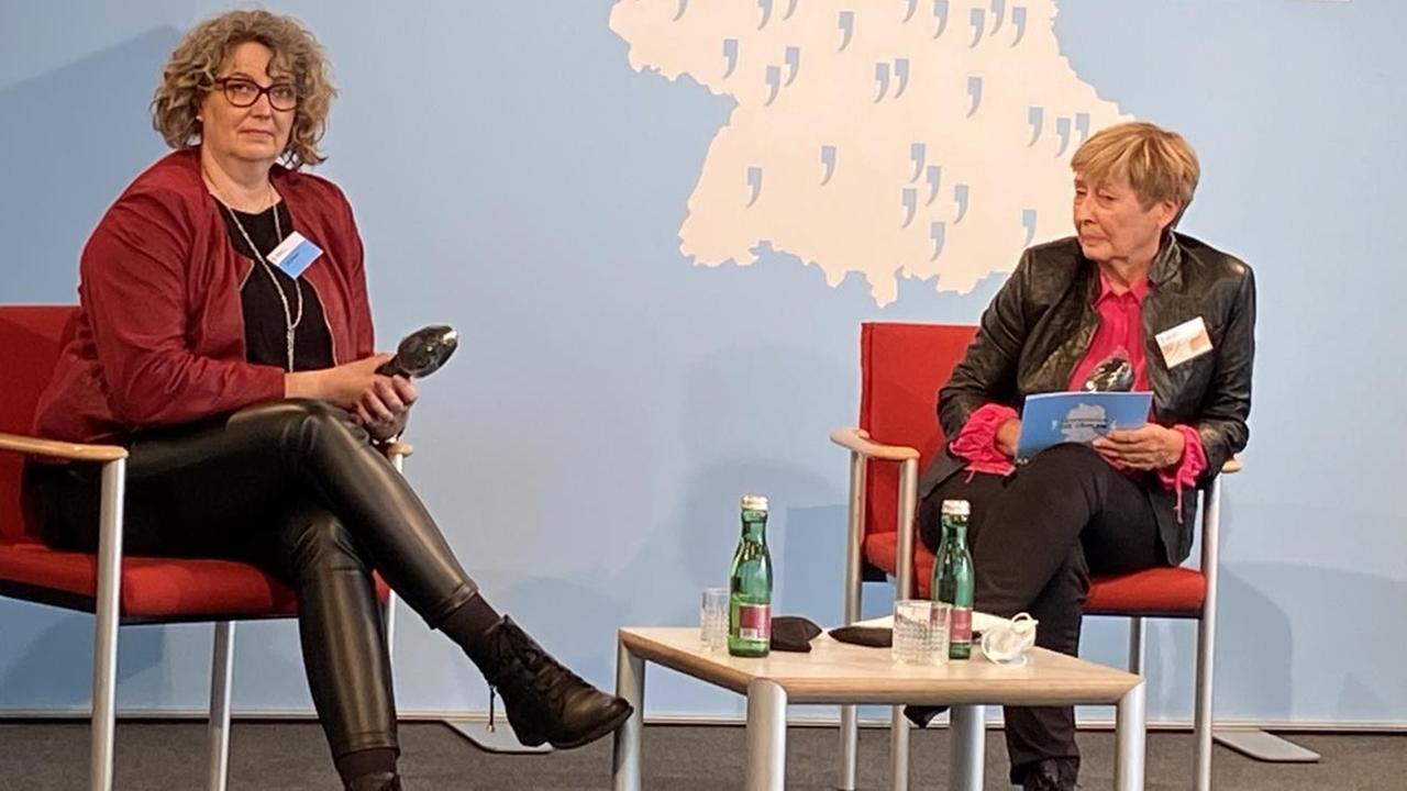 Gitta Schwarz (l.) auf einem Hearing der Aufarbeitungskommission der Bundesregierung im Jahr 2020: Als Teenager war sie selbst von sexualisierter Gewalt im Sport betroffen - heute setzt sie sich für Aufarbeitung und Prävention ein. Gitta Schwarz (l.) auf einem Hearing der Aufarbeitungskommission der Bundesregierung im Jahr 2020: Als Teenager war sie selbst von sexualisierter Gewalt im Sport betroffen - heute setzt sie sich für Aufarbeitung und Prävention ein.